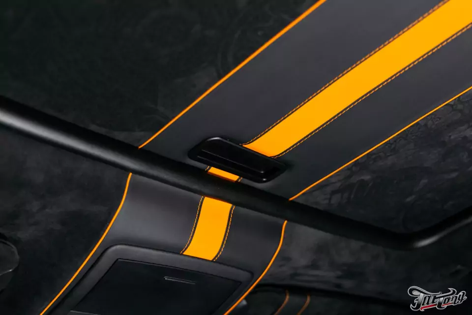 Завершаем интерьер Dodge Challenger RT ScatPack перетяжкой потолка со шторкой панорамы в алькантару с акцентами